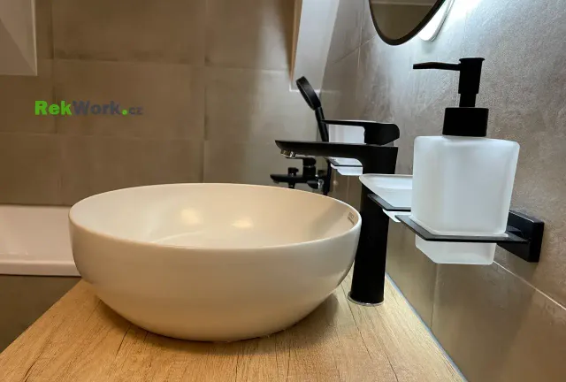 Rekonstrukce podkrovní koupelny rodinného domu Okál 117