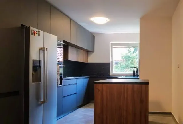 Rekonstrukce kuchyně s moderním designem v Okálu 117