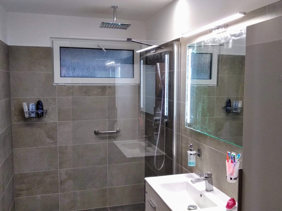 Rekonstrukce koupelny s vanou a sprchovým koutem